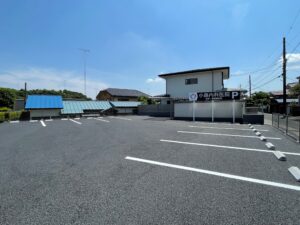 江曽島駅近くの小島内科医院にある無料駐車場